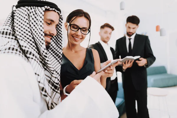 Hij Een Investeerder Mannen Een Vrouw Zijn Werken Een Heldere — Stockfoto