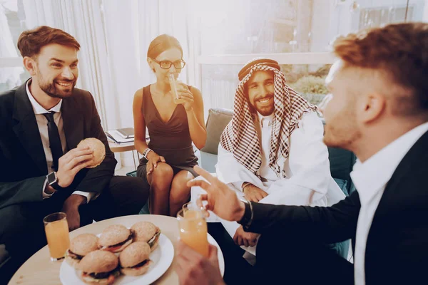 Empresário Árabe Está Jantar Com Parceiros Investimento Dinheiro Falar Com — Fotografia de Stock