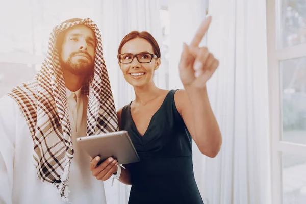 Girl Talking Arab Üzleti Partnerség Pénz Befektetési Papíralapú Dokumentumok Üzleti — Stock Fotó
