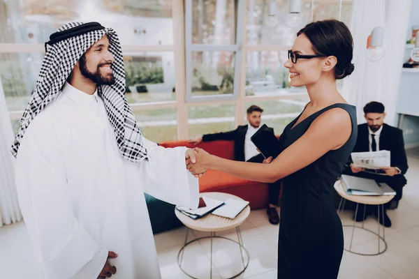 Girl Talking Arab Business Partnership Money Investment Partners Handshake Business — Stock Photo, Image