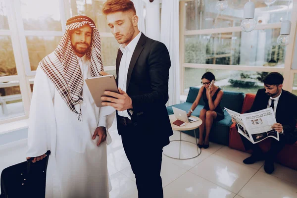 Arabian Biznesmen Trzyma Walizka Biurze Nie Informacje Tablecie Praca Laptopem — Zdjęcie stockowe