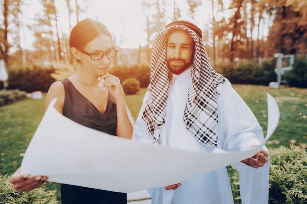 Девушка Показывает План Строительства Арабскому Бизнесмену Инвестиции Соглашение Партнерстве Графический — стоковое фото
