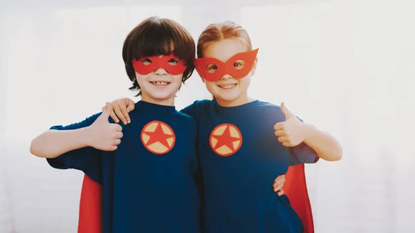 Kinder Superheldenanzug Posing Konzept Masken Und Einen Regenmantel Heller Raum — Stockfoto