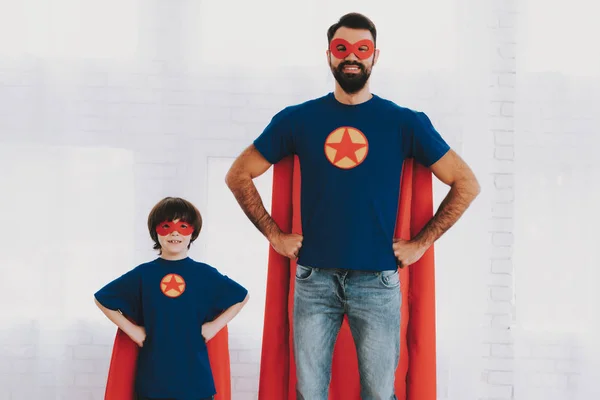 Ojca Syna Czerwony Niebieski Superbohatera Kostiumy Maski Płaszcze Pozowanie Jasnym — Zdjęcie stockowe