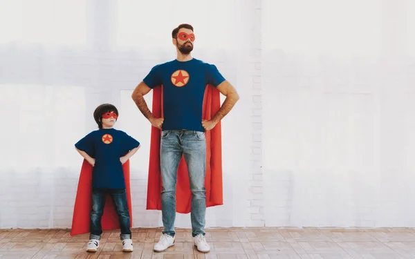 Far Och Son Röd Och Blå Superhero Kostymer Masker Och — Stockfoto