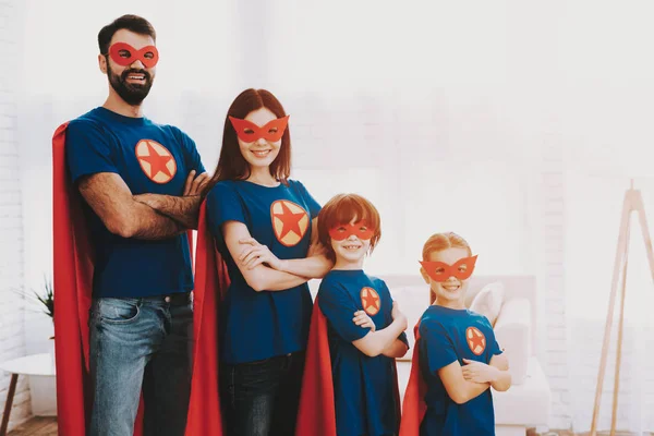 Familia Joven Con Trajes Superhéroe Posando Concepto Máscaras Impermeables Habitación — Foto de Stock