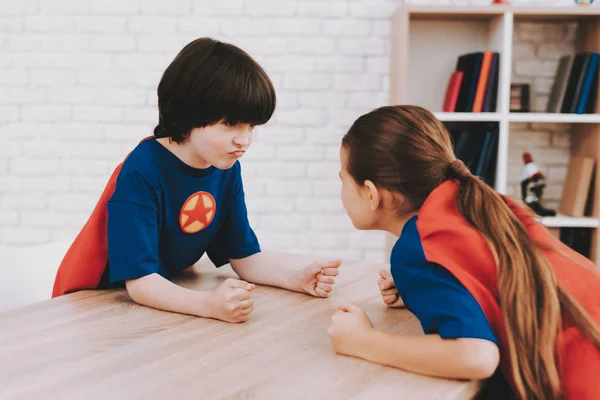 Niños Con Trajes Superhéroe Medición Fuerza Camisetas Impermeables Habitación Brillante — Foto de Stock