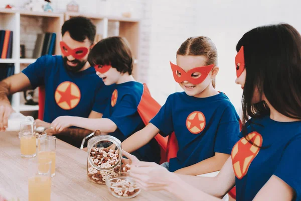 Młode Rodziny Garniturach Superbohatera Koncepcja Kolację Maski Płaszcze Jasny Pokój — Zdjęcie stockowe