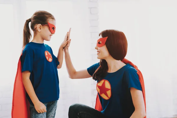 Matka Córka Czerwony Niebieski Superbohatera Kostiumy Maski Płaszcze Pozowanie Jasnym — Zdjęcie stockowe
