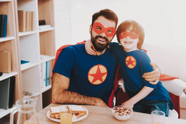 Süper Kahraman Takım Elbiseli Genç Aile Akşam Yemeği Kavramı Maskeleri — Stok fotoğraf