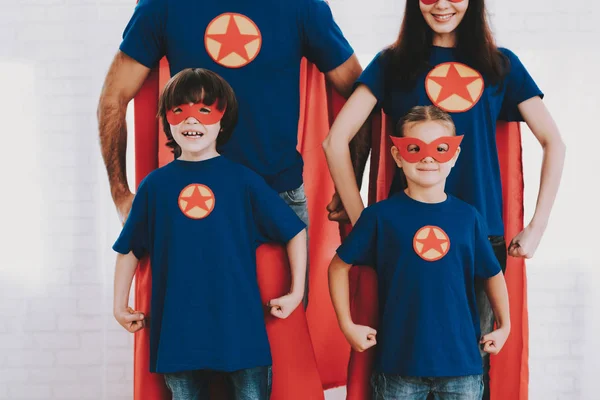Niños Con Trajes Rojos Y Azules De Superhéroes. Ellos En Máscaras