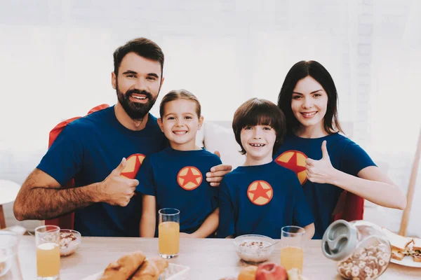 Süper Kahraman Takım Elbiseli Genç Mutlu Aile Akşam Yemeği Kavramı — Stok fotoğraf