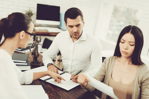 Marido Esposa Firmando Documento Con Abogado Esposo Joven Problema Relación — Foto de Stock