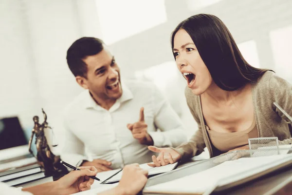 Üzgün Kızgın Avukat Ofiste Sinirli Kocası Nsanlar Arasındaki Ilişkide Sorun — Stok fotoğraf