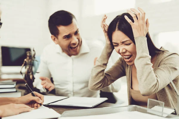 Boos Man Boze Vrouw Kantoor Met Advocaat Gefrustreerde Man Probleem — Stockfoto