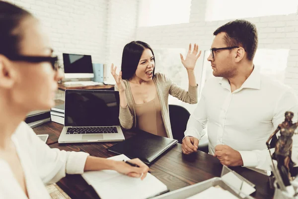 Boos Man Boze Vrouw Kantoor Met Advocaat Gefrustreerde Man Probleem — Stockfoto