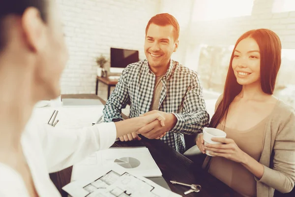 Jonge Man Vrouw Met Lachende Realtor Office Blauwdruk Houten Bureau — Stockfoto