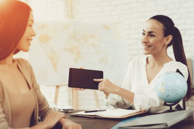 Seyahat acentası Yöneticisi gülümseyen genç kadın. Seyahat acentası danışman. Seyahat ve yolculuk kavramı. Hafta sonu tatil. Turizm kavramı. Seyahat eden kız. Modern ofis. Gülümseyen kadın.