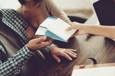 Seyahat acentası bilet çift için Giving yöneticisinde.