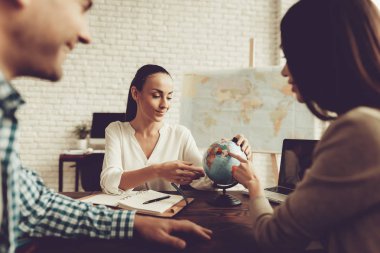 Genç erkek ve kadın seyahat acentası Yöneticisi ile. Seyahat acentası danışman. Aile yolculuğu kavramı. Tropik ülke dünya üzerinde. Hafta sonu tatil. Turizm kavramı. Çift seyahat.