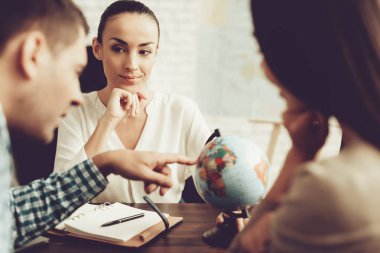 Genç erkek ve kadın seyahat acentası Yöneticisi ile. Seyahat acentası danışman. Aile yolculuğu kavramı. Tropik ülke dünya üzerinde. Hafta sonu tatil. Turizm kavramı. Çift seyahat.