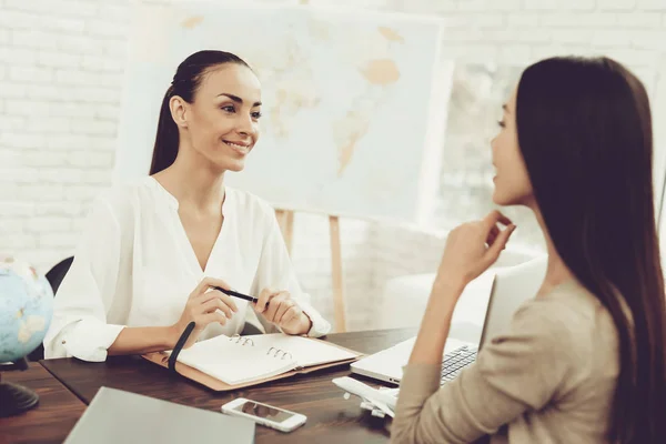 Young Woman Travel Agency Smiling Manager Consultant Travel Agency Travel — Stock Photo, Image