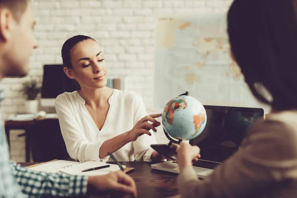 Joven Mujer Agencia Viajes Con Gerente Consultor Agencia Viajes Concepto — Foto de Stock