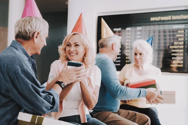 Alte Paare Mit Taschen Wartezimmer Senior Person Flughafen Tourismuskonzept Altes — Stockfoto