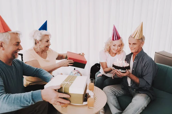 Altes Paar Feiert Geburtstag Vor Der Abreise Senior Person Flughafen — Stockfoto