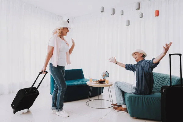 Altes Paar Mit Taschen Wartezimmer Des Flughafens Senior Person Flughafen — Stockfoto