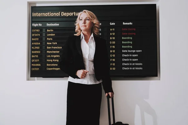待合室で空港でバッグとスーツの女性 空港で上級者は 観光の概念 航海で実業家 空港ターミナル 荷物を持つ人 バカンス旅行 — ストック写真