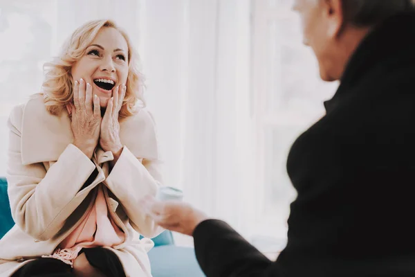 Hombre Sonriente Regalando Mujer Feliz Aeropuerto Presente Antes Trip Concepto — Foto de Stock