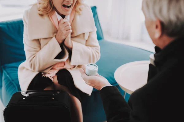 Glimlachende Man Cadeau Geven Aan Gelukkige Vrouw Luchthaven Huidige Vóór — Stockfoto