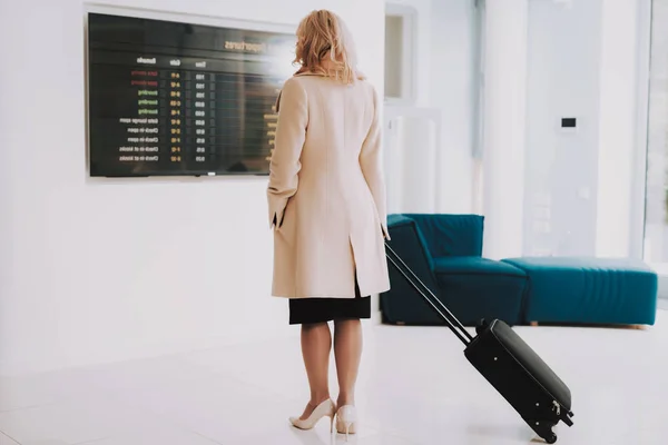 Жінка Пальто Сумками Аеропорту Кімнаті Очікування Старша Особа Аеропорту Концепція — стокове фото