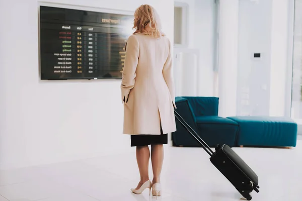 Donna Cappotto Con Borse Aeroporto Sala Attesa Persona Anziana Aeroporto — Foto Stock