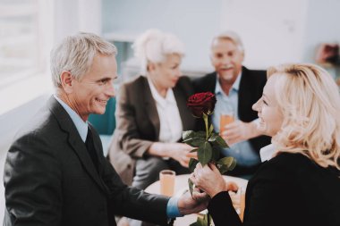 Yaşlı çift elinde çanta havaalanında bekleme odasında. Üst düzey kişi havaalanında. Turizm kavramı. Eski çift yolculuk. Havaalanı Terminal. Tatil için emekli. Bagaj insanlarla. Seyahat etmek tatil.