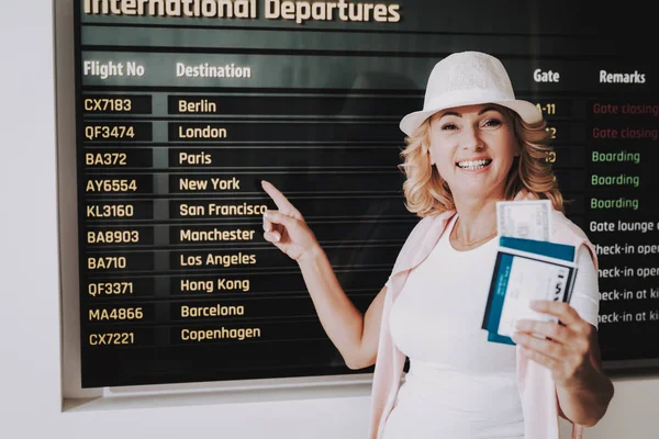 待合室で空港でチケットを持つ女性 空港で上級者は 観光概念 航海の女性 空港ターミナル 年金受給者のための休暇 荷物を持つ人 バカンス旅行 — ストック写真