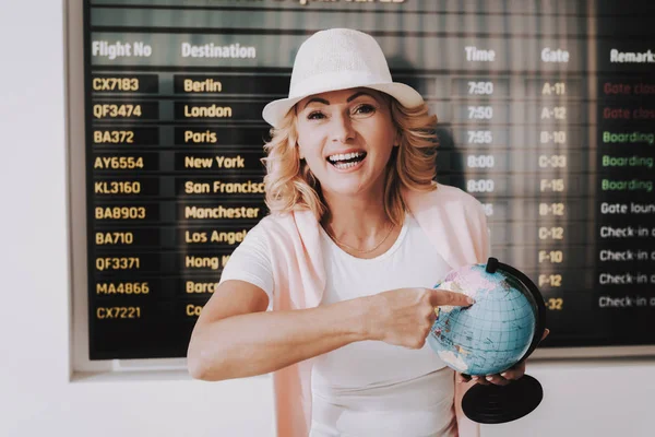 Donna Berretto Con Globo Aeroporto Sala Attesa Persona Anziana Aeroporto — Foto Stock