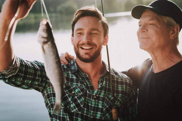 Alter Vater Mit Bärtigem Sohn Der Sommer Auf Dem Fluss — Stockfoto