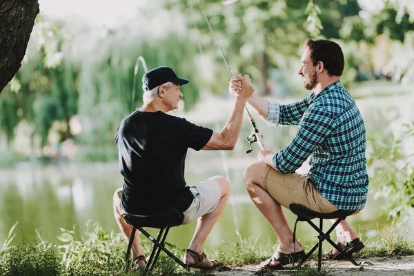 Viejo Padre Con Hijo Barbudo Pesca Río Verano Relajante Aire — Foto de Stock