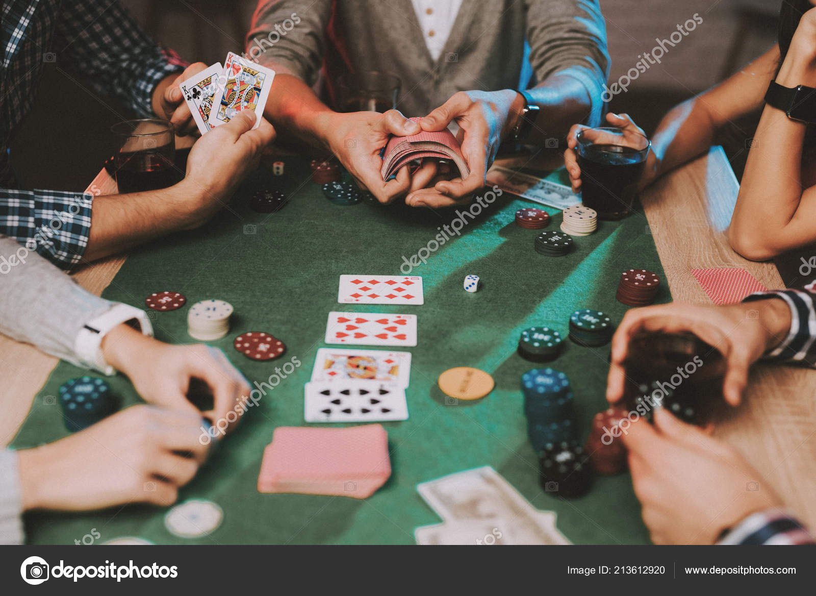 Jovens Amigos Jogando Poker Festa Casa Jogar Jogos Diversão