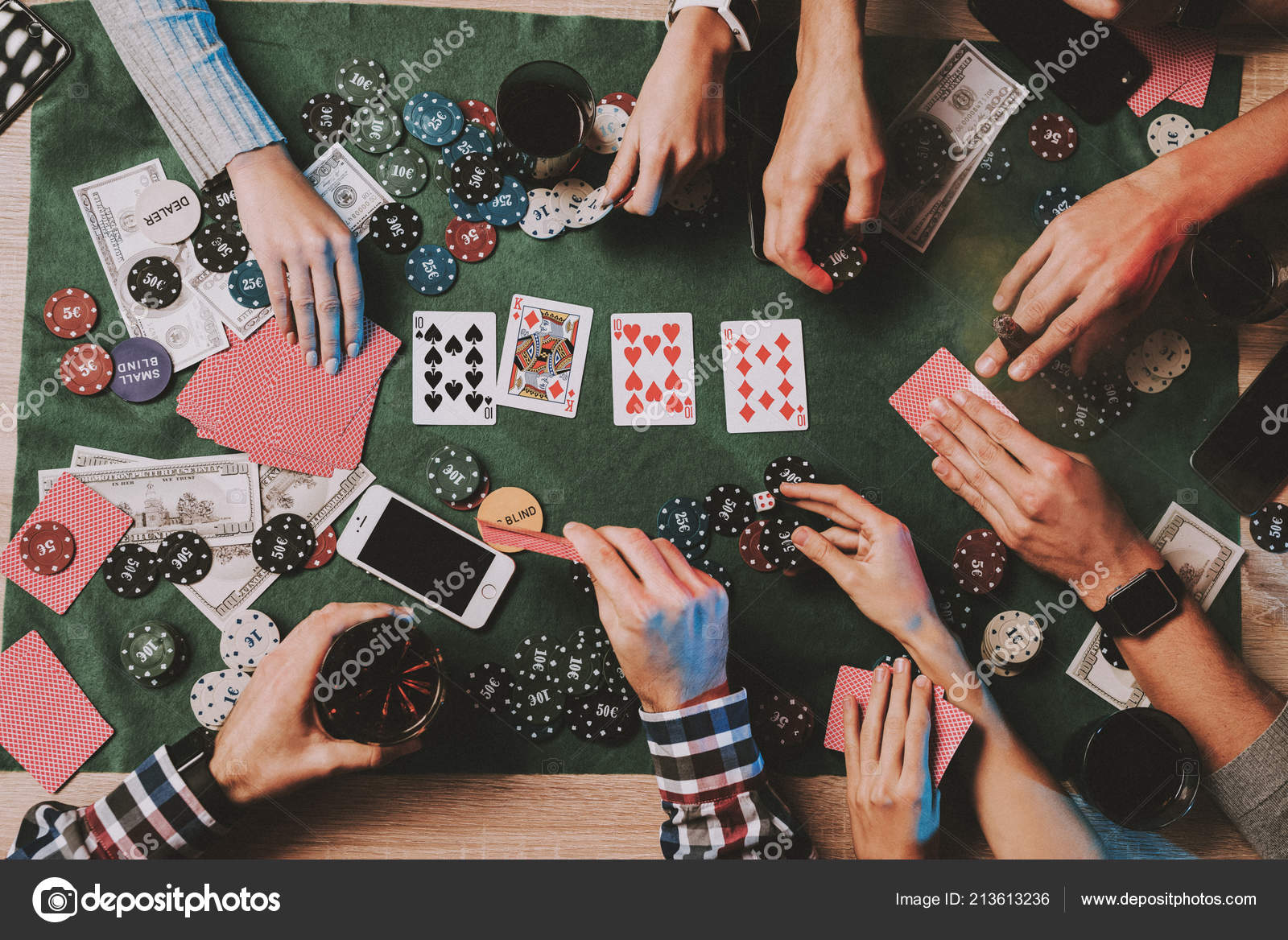 Jovens Amigos Jogando Poker Festa Casa Jogar Jogos Diversão