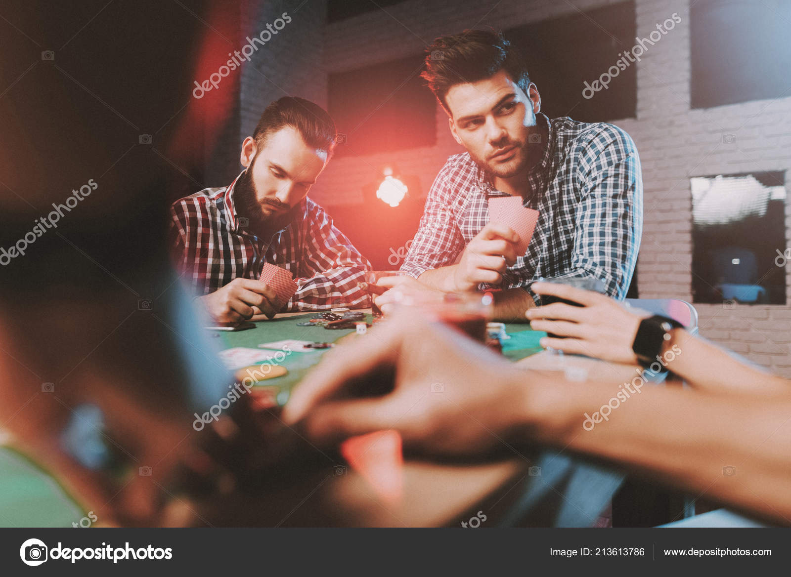 Jovens Amigos Jogando Poker Festa Casa Jogar Jogos Diversão