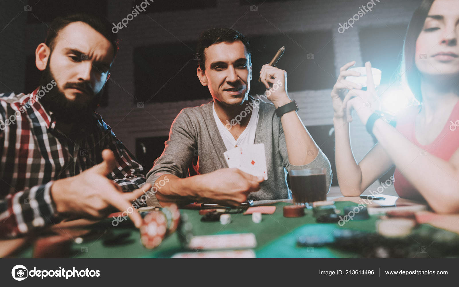 Jovens Amigos Jogando Poker Festa Casa Jogar Jogos Diversão