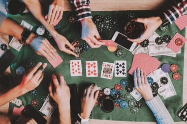 Genç arkadaşlar evde parti poker oynamak. Oyun oynamayı. Kapalı eğlenceli. Genç kız. Genç bir adam. Masada oturuyor. Arkadaş grubu parti. Kapalı faaliyetleri kavramı. Kumar. Kart oyunları.