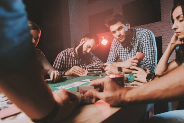 Genç arkadaşlar evde parti poker oynamak. Oyun oynamayı. Kapalı eğlenceli. Genç kız. Genç bir adam. Masada oturuyor. Arkadaş grubu parti. Kapalı faaliyetleri kavramı. Kumar. Kart oyunları.