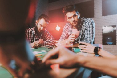 Genç arkadaşlar evde parti poker oynamak. Oyun oynamayı. Kapalı eğlenceli. Genç kız. Genç bir adam. Masada oturuyor. Arkadaş grubu parti. Kapalı faaliyetleri kavramı. Kumar. Kart oyunları.