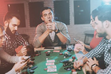 Genç arkadaşlar evde parti poker oynamak. Oyun oynamayı. Kapalı eğlenceli. Genç kız. Genç bir adam. Masada oturuyor. Arkadaş grubu parti. Kapalı faaliyetleri kavramı. Kumar. Kart oyunları.