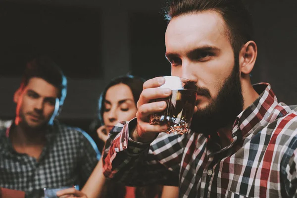 Hombre Barbudo Bebiendo Alkohol Fiesta Casa Jovencita Jovencito Sentado Mesa — Foto de Stock