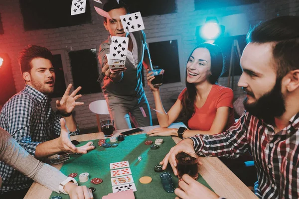 Jovens Amigos Jogando Poker Festa Casa Jogar Jogos Diversão Interior — Fotografia de Stock